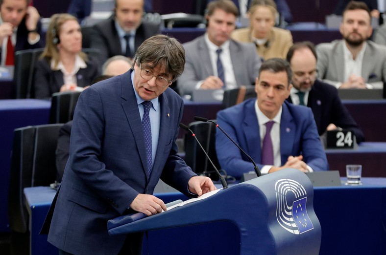 Lider katalońskich separatystów Carles Puigdemont w Parlamencie Europejskim. Na drugim planie premier Sanchez. Bruksela, 13 grudnia 2023 r.