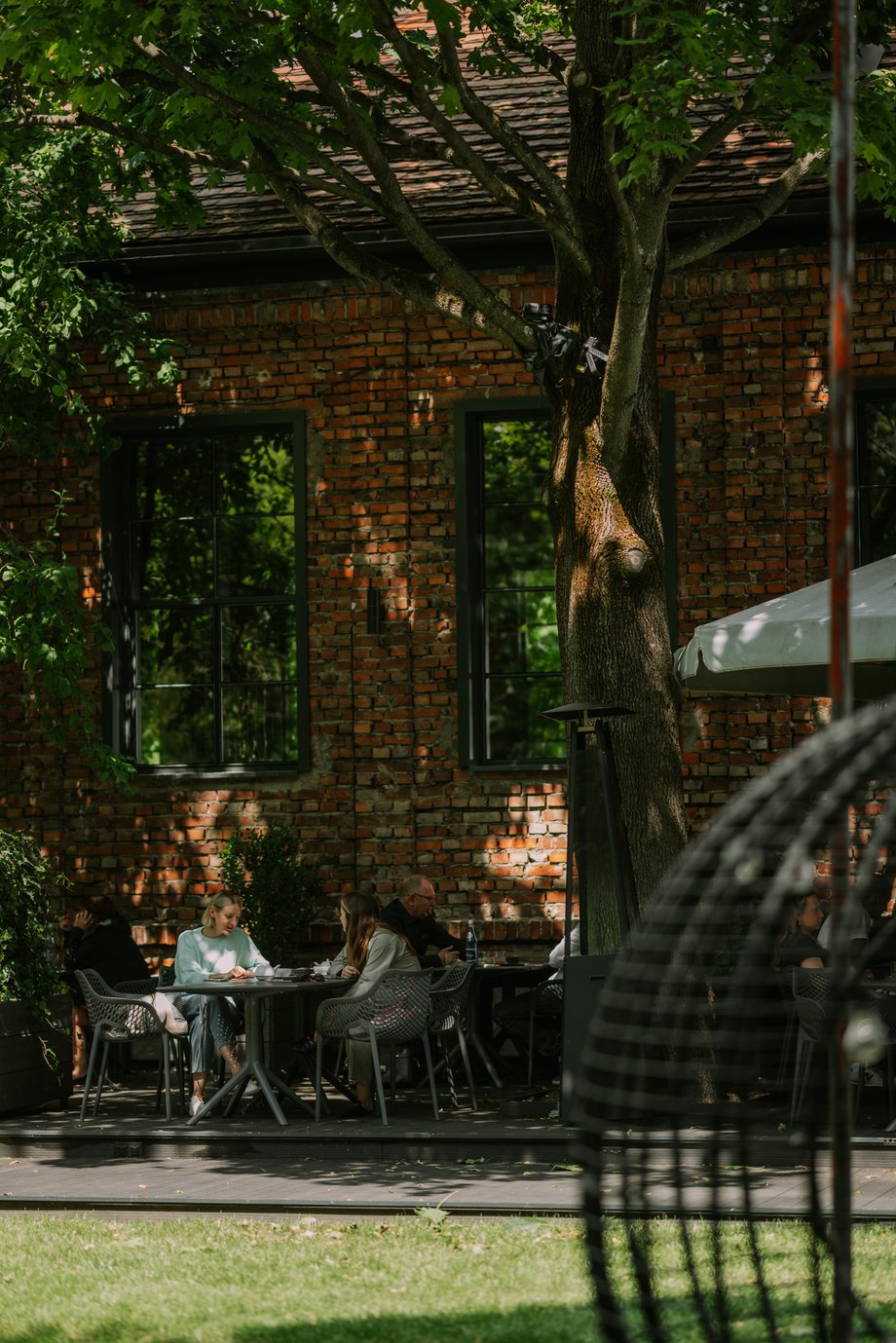 Restauracja Gardens by Fort posiada ogródek, w którym przyjemnie jest biesiadować na świeżym powietrzu.