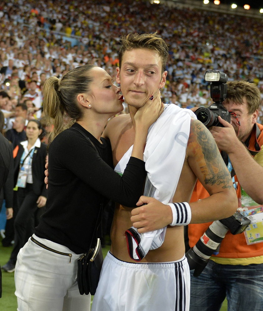 Czy to już koniec związku Mesuta Ozila i Mandy Capristo? Wszystko przez romans piłkarza!