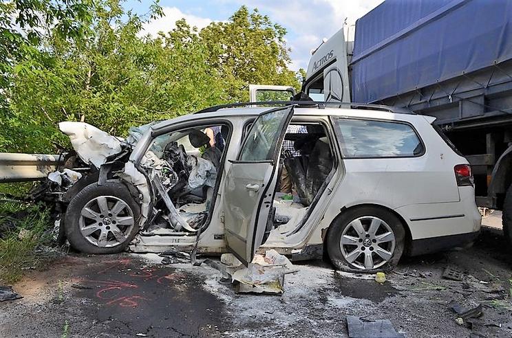 A balesetben az autó sofőrje elhunyt / Fotó: BalesetInfo