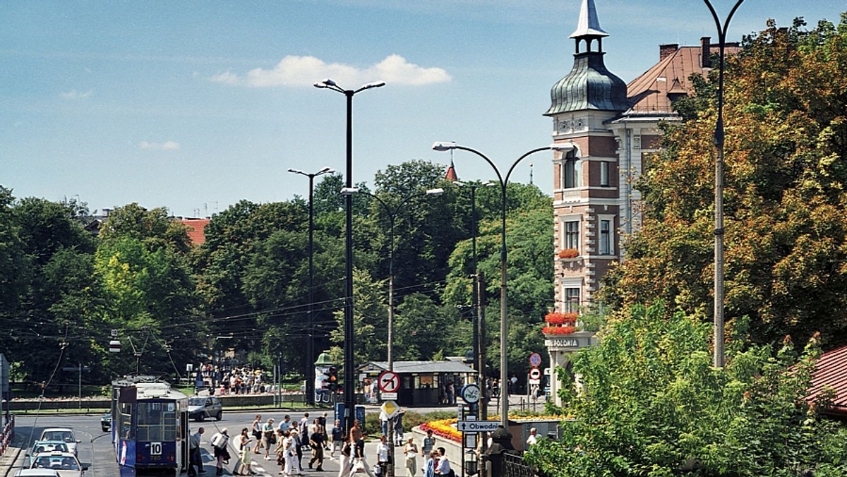 Kraków ma kłopoty finansowe. Z tego powodu zagrożone jest wprowadzenie długo oczekiwanych zmian w kursach autobusów i tramwajów - informuje "Dziennik Polski".