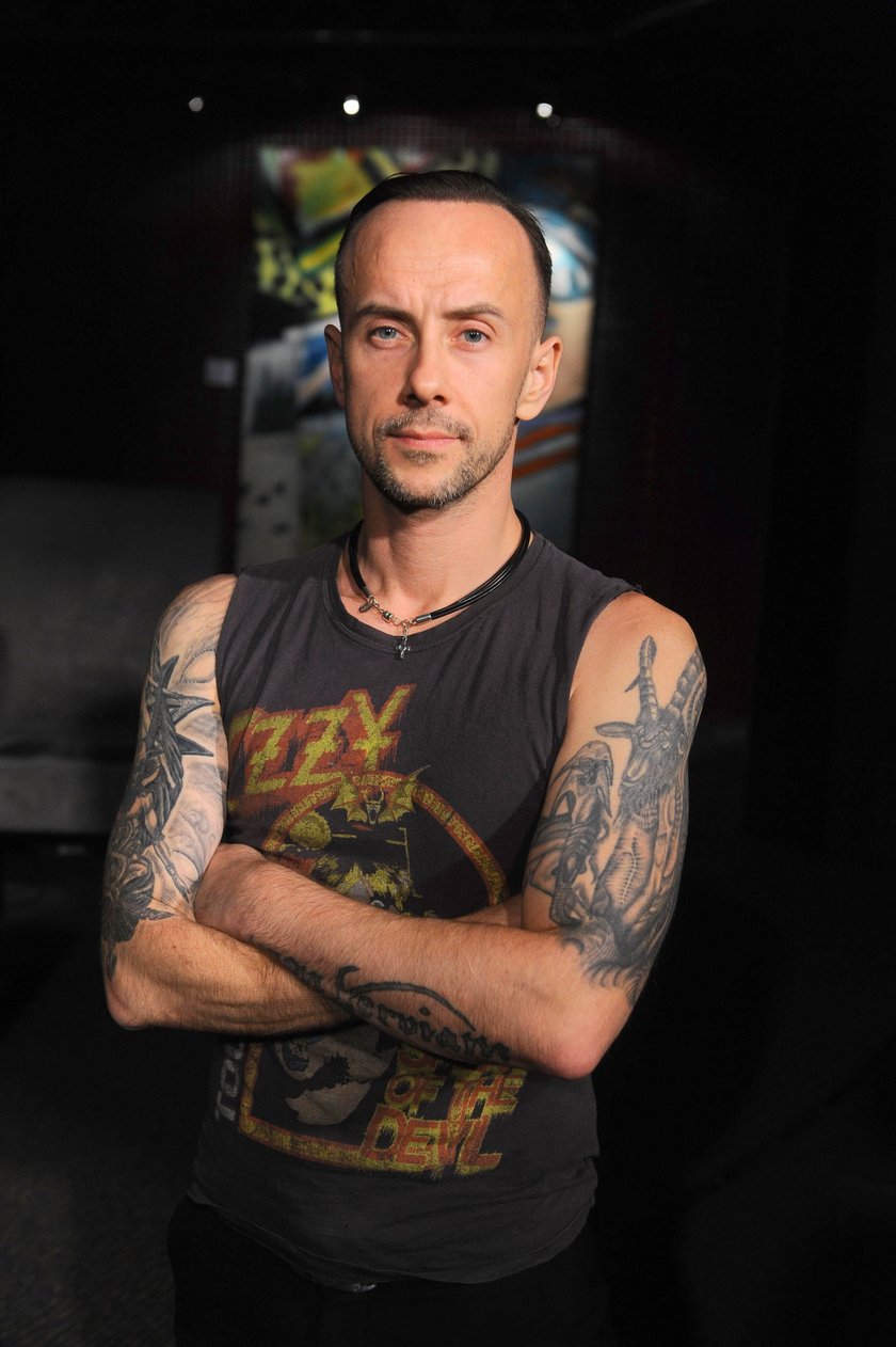 Nergal prezentuje swoje tatuaże w koszulce na ramiączkach