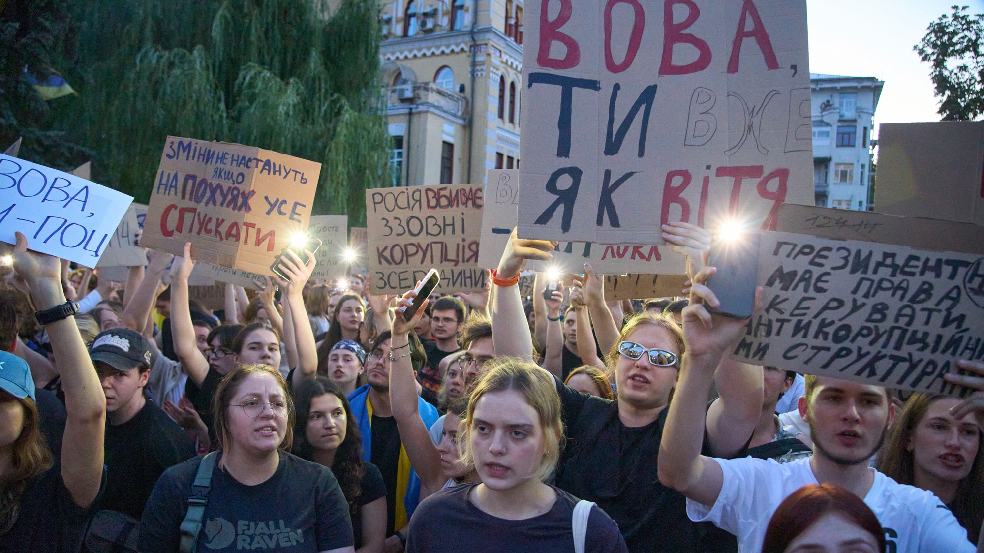 „Vova, už si ako Viťa,“ píše jeden z transparentov na proteste v Kyjeve, kde ľudia kritizovali zákon obmedzujúci nezávislosť protikorupčných orgánov.