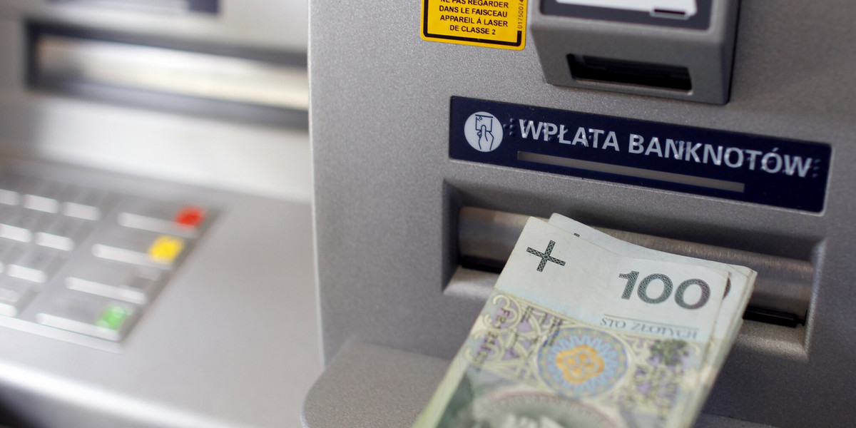 Nowe oszustwo polega na składaniu reklamacji na rzekome problemy podczas wpłaty gotówki do bankomatu. 