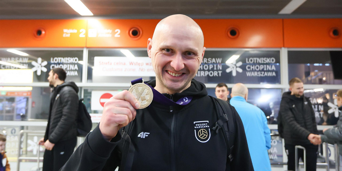 Trener Projektu Warszawa z medalem za wywalczenie Pucharu Challenge.