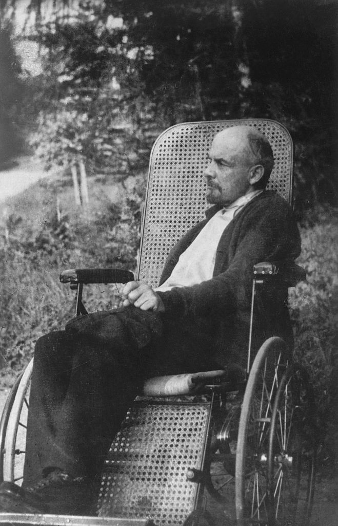 Włodzimierz Lenin na wózku inwalidzkim. Fot. Getty Images