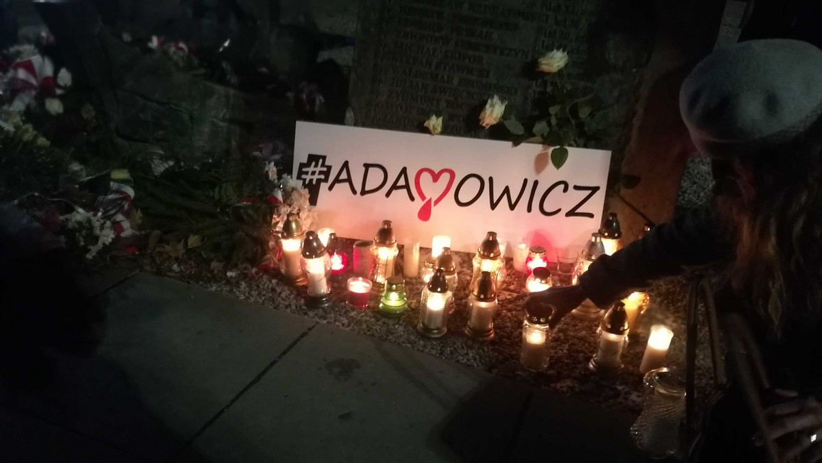 Tysiące ludzi w miastach całej Polsce zebrało się, by oddać hołd zmarłemu prezydentowi Gdańska Pawłowi Adamowiczowi. Tłumy spędziły czas w milczeniu, na znak protestu przeciwko przemocy i nienawiści.