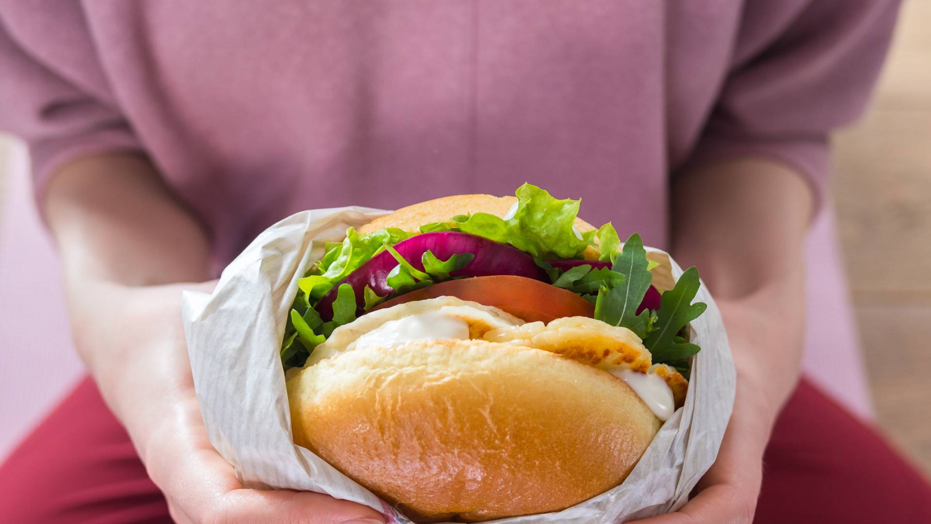 KFC poszerza ofertę dla wegetarian. Burger Halloumi to nowość w menu