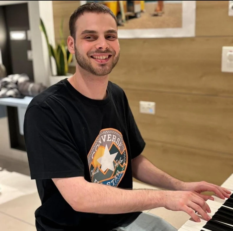 Alon Ohel svira klavir u bolnici