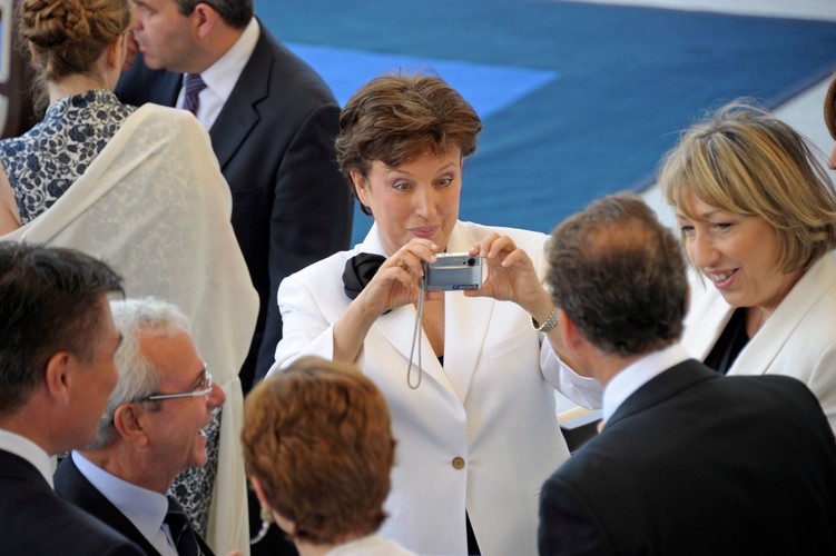 Minister do spraw solidarności i spójności społecznej Roselyne Bachelot robi zdjęcia innym dygnitarzom na trybunie honorowej