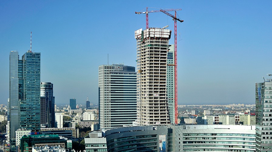 Złota 44 – Orco Property Group (w budowie). Szkielet wieżowca budowanego w centrum Warszawy według projektu Daniela Libeskinda osiągnął już swoją docelową wysokość - 192 m, prześcigając sąsiadujący z nim Hotel InterContinental. Złota 44 ma być jednym z najbardziej luksusowych apartamentowców w stolicy i na świecie. Do dyspozycji mieszkańców będzie m.in. basen, taras słoneczny, klub fitness i SPA. Budowa rozpoczęła się w 2008 r. Fot. Materiały prasowe