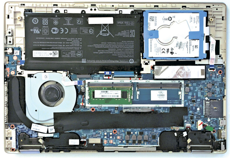 Pod chłodzącym panelem z blachy znajduje się wolny slot na pamięć operacyjną. Twardy dysk i SSD M.2 można wymienić na większe modele 