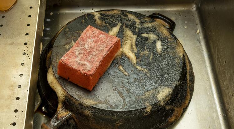 Pár perc alatt újra tiszta lesz az edényed, ha ezzel a módszerrel takarítod le a ráégett zsírt Fotó: Getty Images