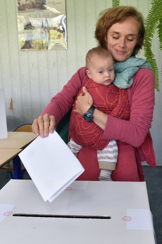 Głosowanie w lokalu wyborczym w Krakowie