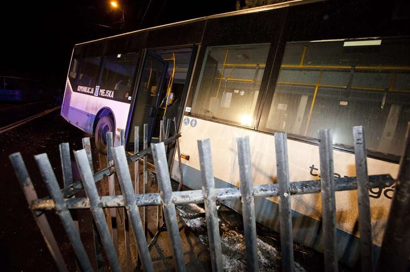 Śnieżyca w Rybniku. Autobus wjechał w dom! FOTO