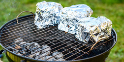 Czym zastąpić na grillu folię aluminiową? Zdrowe zamienniki, które dodadzą potrawom smaku