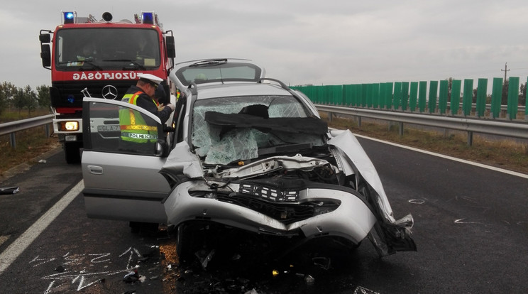 Nem élte túl az ütközést az 54 éves sofőt / Foto: police.hu