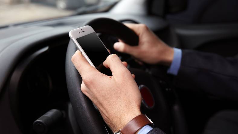 Belgia chce ograniczyć możliwość używania smartfonów i tabletów podczas prowadzenia samochodu
