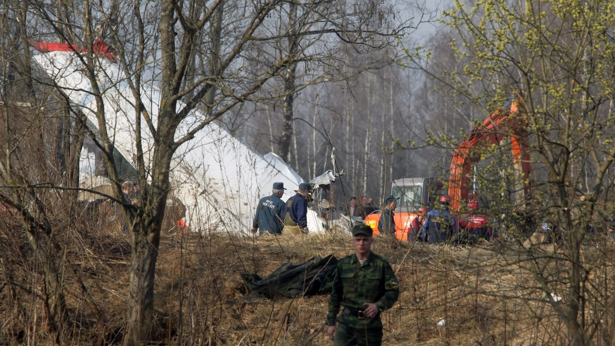 Jak informują reporterzy RMF FM, piąty głos, który nagrał rejestrator zapisujący rozmowy w kabinie prezydenckiego Tupolewa 154M należy do kobiety. Była to najprawdopodobniej osoba, która nie należała do ścisłej załogi samolotu.