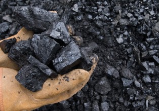 Choć kopalniom brakuje na pensje dla pracowników, wydają miliony na sport