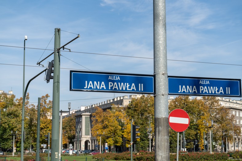 W Krakowie jest wiele miejsc związanych z papieżem lub nazwanych jego imieniem