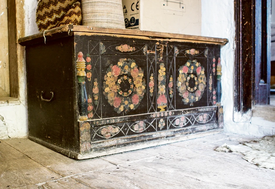 Škrinja u kojoj su mlade čuvale prevez jedan je od eksponata koji i danas izgleda impresivno