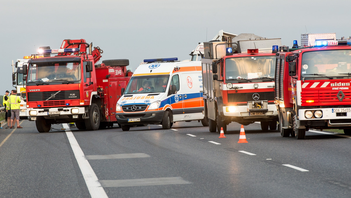 Na autostradzie A4, 30 kilometrów od Wrocławia, doszło do karambolu. Pojawiają się sprzeczne informacje ws. liczby ofiar. Jak poinformowało RMF FM, sześć osób nie żyje, osiem jest rannych. Cztery osoby zginęły na miejscu, dwie zmarły w szpitalu. Według najnowszych informacji, na jakie powołuje się IAR, w karambolu na autostradzie A4 pod Wrocławiem zginęły cztery osoby. Według wstępnych ustaleń policji do zdarzenia doszło w wyniku najechania auta ciężarowego na auta osobowe.