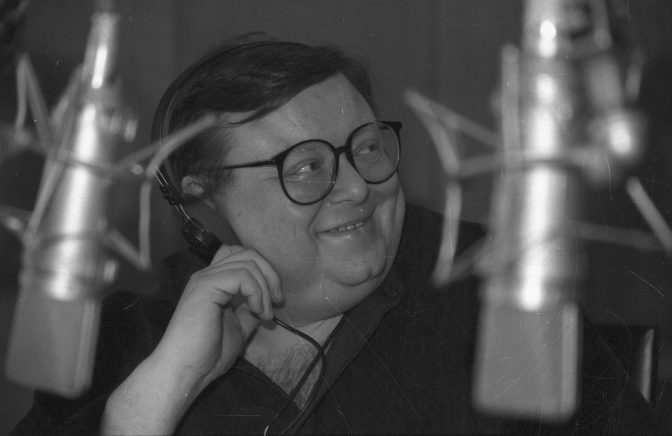 Wojciech Mann w siedzibie Programu III Polskiego Radia, 1991 r.