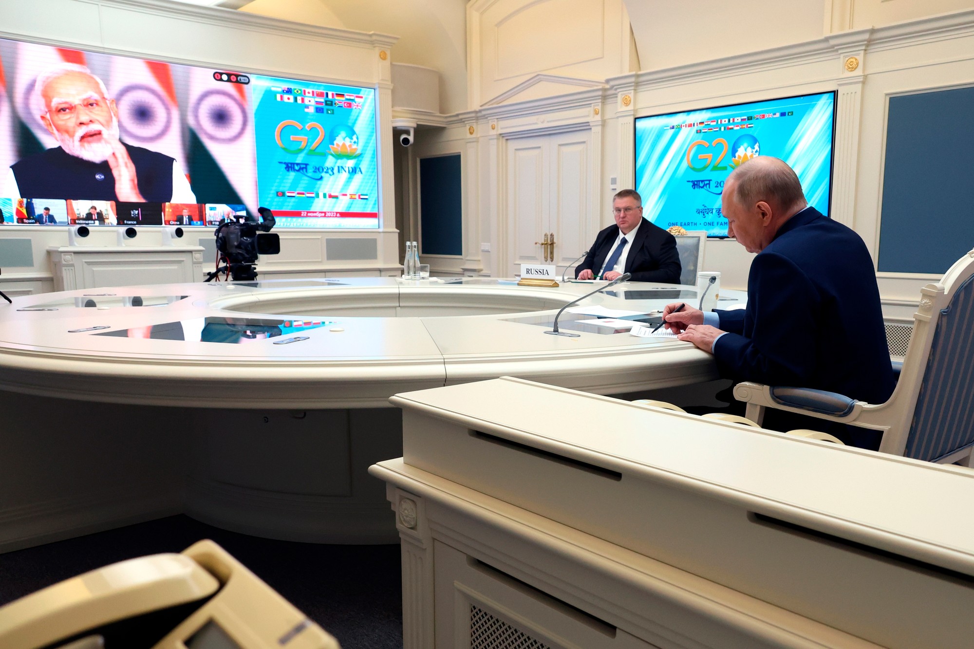 Ruský prezident Vladimir Putin počas mimoriadneho summitu G20 prostredníctvom videokonferencie v Moskve 22. novembra 2023.
