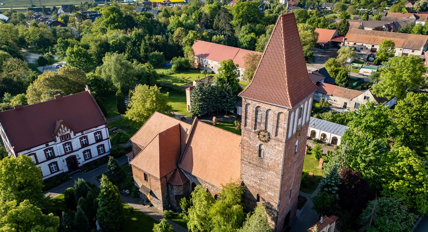 Świątynia wzmiankowana już w 1257 roku powstała w XIII wieku jako późnoromański, obronny kościół. 