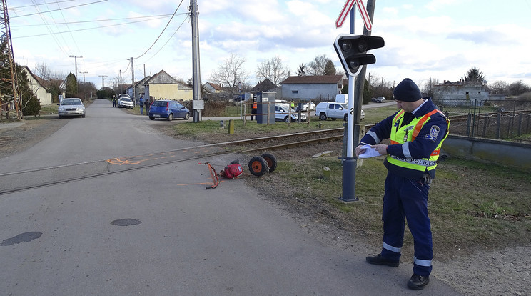 Életveszélyesen megsérült a férfi, aki traktorával nekiütközött a vonatnak /MTI/Donka Ferenc