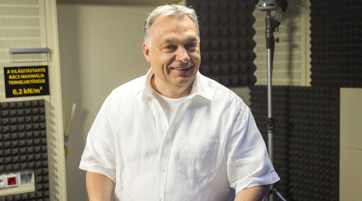 Orbán Viktor miniszterelnök pénteki szokásos rádióinterjújában jelentette be a százmilliárdos járulékcsökkentés tervét /Fotó: MTI/ Mohai Balázs