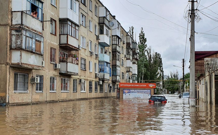 Gubernator Siergiej Aksionow nie wpuścił ochroniarzy do łódki. Musieli płynąć za nim