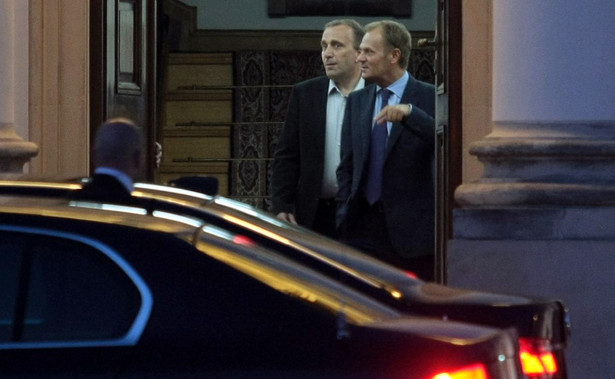 Grzegorz Schetyna i Donald Tusk wsiadają do samochodu, zdjęcie poglądowe