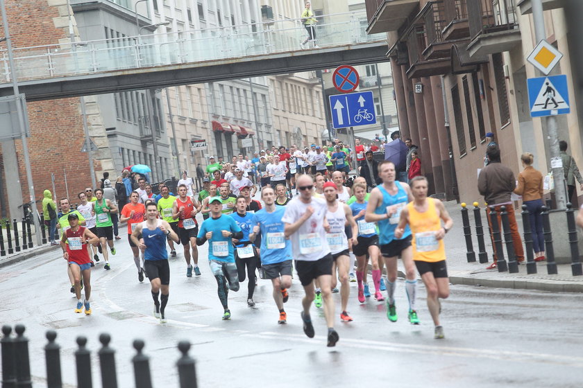 W niedzielę kilka tysięcy maratończyków pobiegnie ulicami stolicy. Szykują się spore utrudnienia na drogach