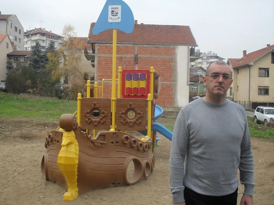 Dragan Dobrašinović ispred jednog igrališta