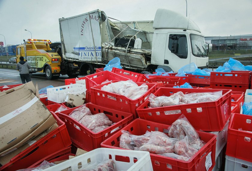 Paraliż obwodnicy w Trójmieście. Wszystko przez ciężarówkę z kurczakami