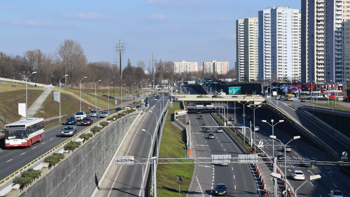 O 4005 osób zmniejszyła się liczba mieszkańców Katowic w ciągu roku. Na koniec grudnia 2016 populacja stolicy aglomeracji liczyła 285 143 osób, dokładnie rok wcześniej było to 289 148. W tym roku katowiczan znów ubędzie. Według prognoz katowickich urzędników z miasta wymeldują się 3662 osoby, w tym prawie 10 proc. wyjedzie z Katowic za granicę.