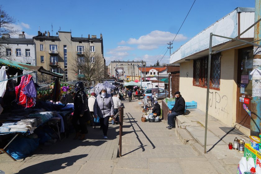 Atak nożownika w Brzezinach. Marsz milczenia pod sklepem Ryśka