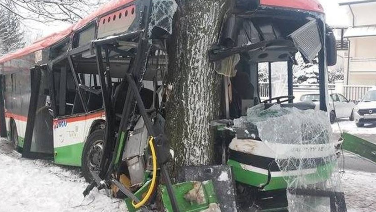 Wszystko wskazuje na to, że sprawa Mariusz S., kierowcy MPK, który w styczniu wjechał w drzewo, dobiega końca. Do Sądu Okręgowego w Lublinie wpłynął wniosek o wydanie wyroku skazującego bez procesu. 46-latek dogadał się z prokuraturą i chce dobrowolnie poddać się karze.