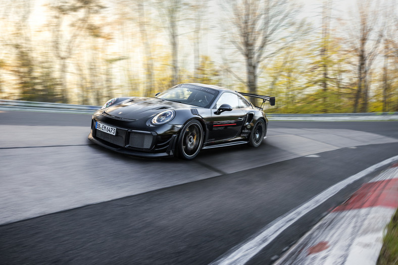 Porsche 911 GT2 RS z pakietem Manthey Performance Kit podczas bicia rekordu na Nürburgringu