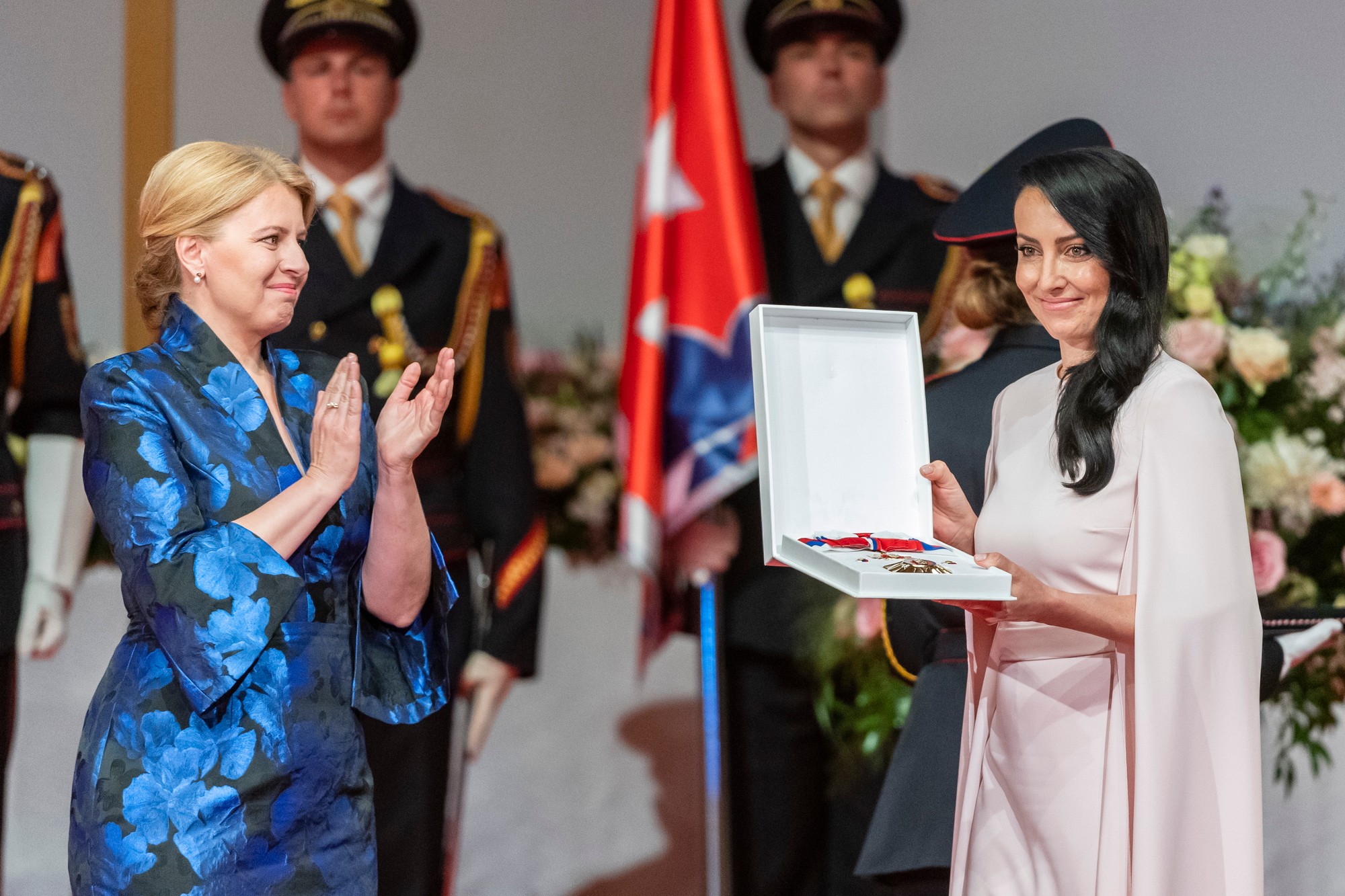 Na snímke vľavo prezidentka SR Zuzana Čaputová, vpravo Mária Demitrová preberá štátne vyznamenanie Rad Ľudovíta Štúra I. triedy in memoriam za mimoriadne zásluhy v oblasti športu a za mimoriadne šírenie dobrého mena Slovenskej republiky v zahraničí za manžela Pavla Demitru počas slávnostného ceremoniálu udeľovania štátnych vyznamenaní osobnostiam z rôznych oblastí spoločenského života.