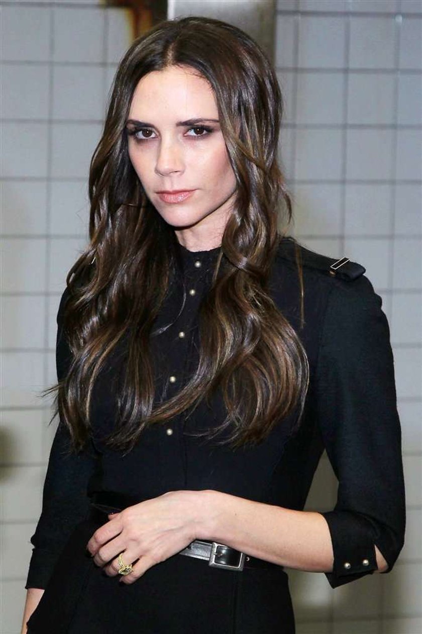 Victoria Beckham łapie za...