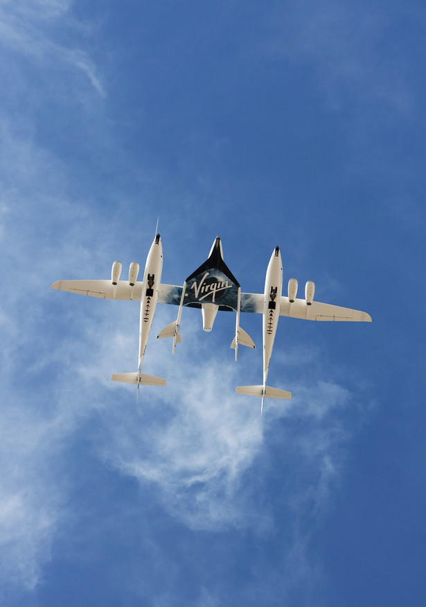 Statek kosmiczny SpaceShipTwo (VSS Enterprise) podczas ceremonii otrwacia pasa startowego Virgin Galactic Spaceport America