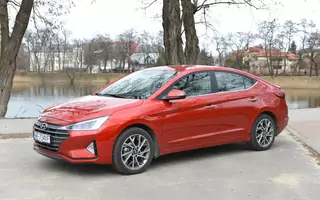 Hyundai Elantra 1.6 6AT – model z aspiracjami | TEST