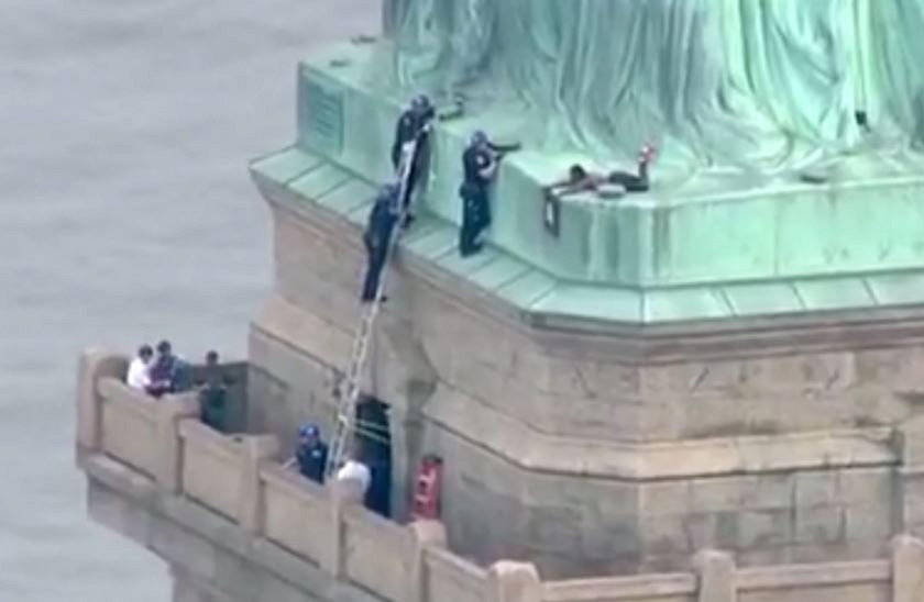 Nietypowy protest. Kobieta wspięła się na Statuę Wolności
