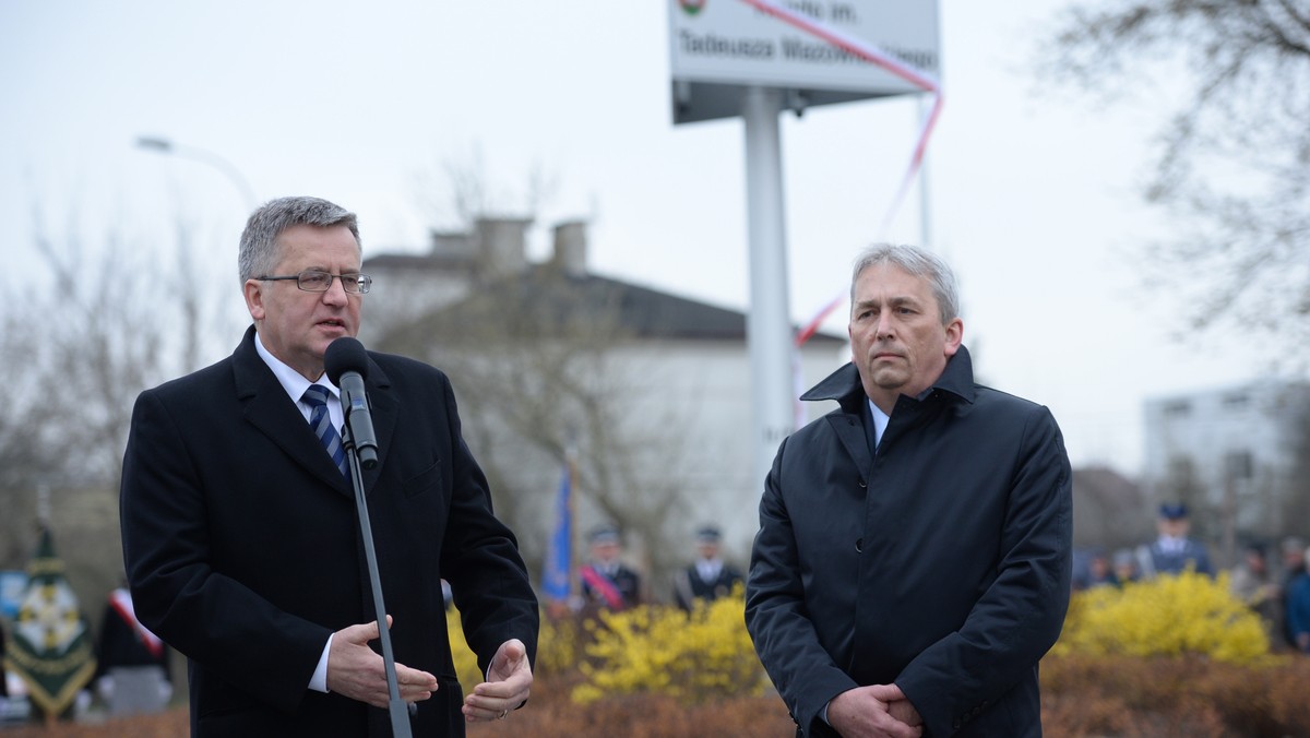 Tadeusz Mazowiecki był człowiekiem bardzo skromnym, a jednocześnie wybitnym autorytetem - powiedział prezydent Bronisław Komorowski podczas uroczystości nadania imienia b. premiera jednemu z rond w podwarszawskim Piasecznie.