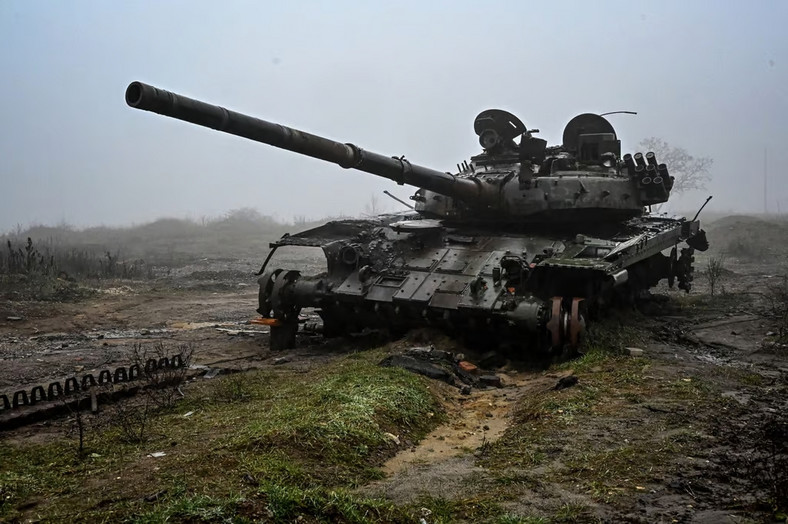 Zniszczony czołg na obrzeżach wsi Kamionka w pobliżu Izium podczas rosyjskiej inwazji na Ukrainę