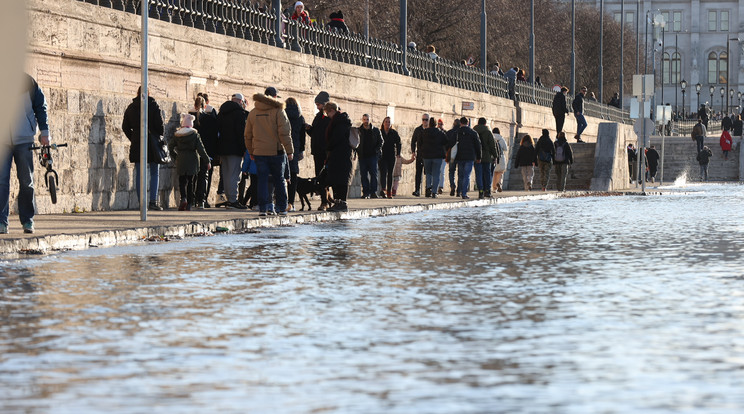 Budapesten a rakpart víz alá került, tíz éve nem volt ilyen árvíz / Fotó: Zsolnai Péter