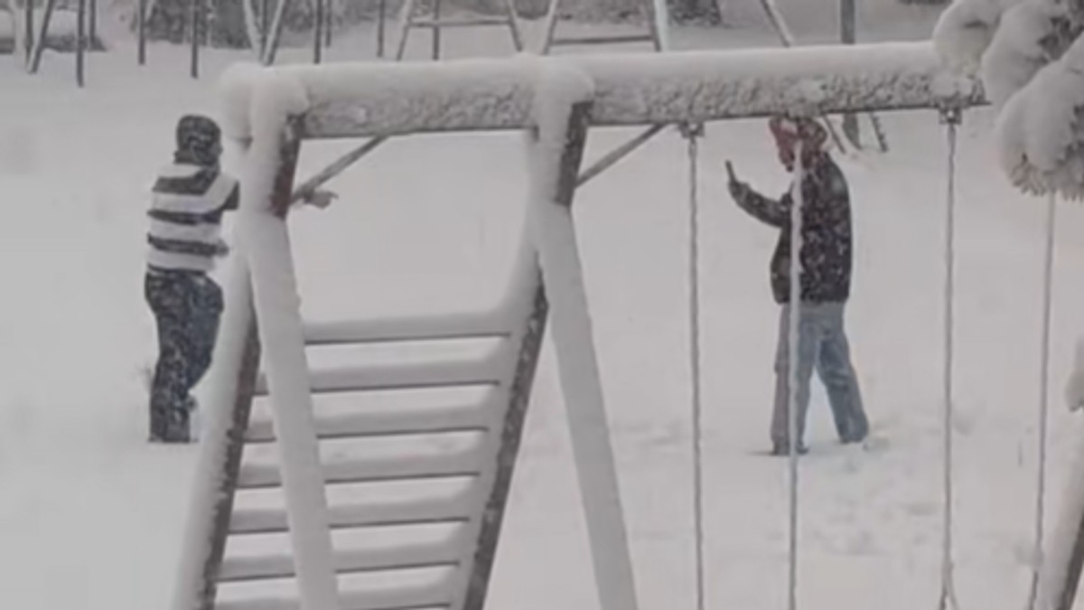 Strani radnici se igraju u snegu